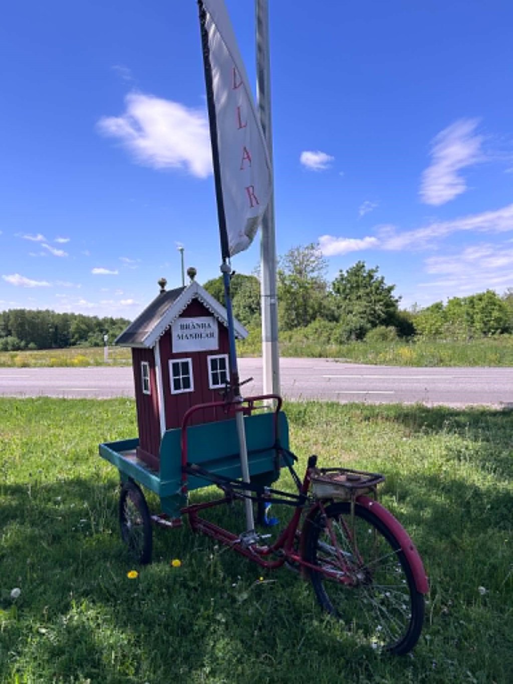 Bild på litet hus på cykel