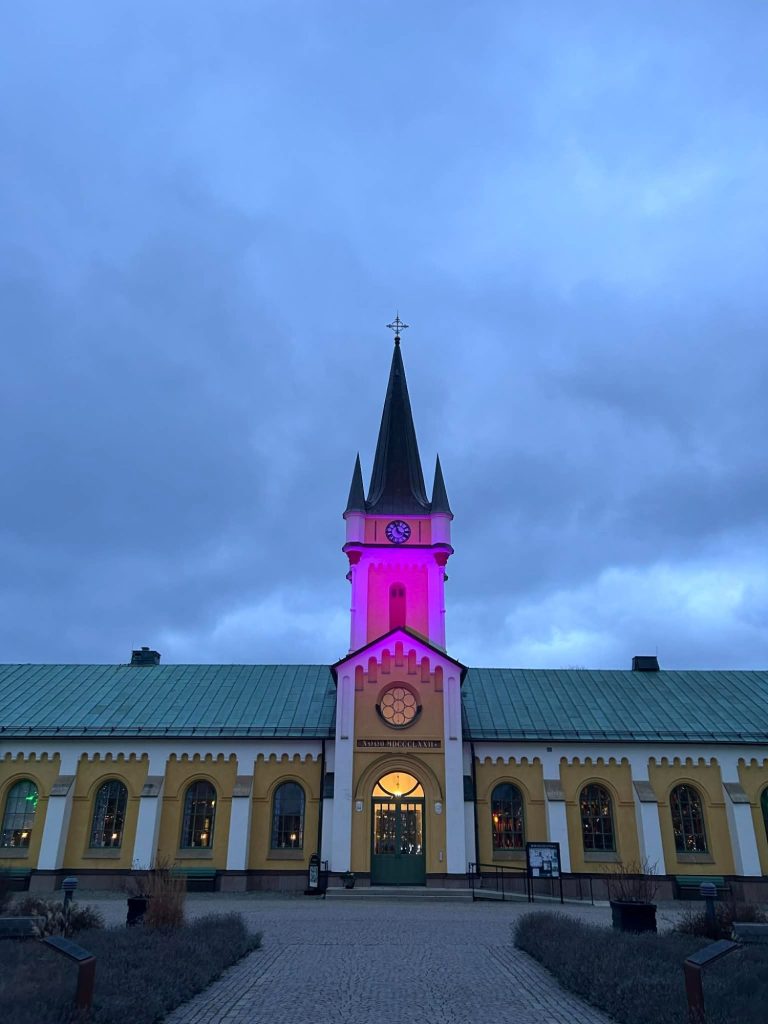 Borgholm Bild på byggnad som lyser rosa i Borgholm på Öland