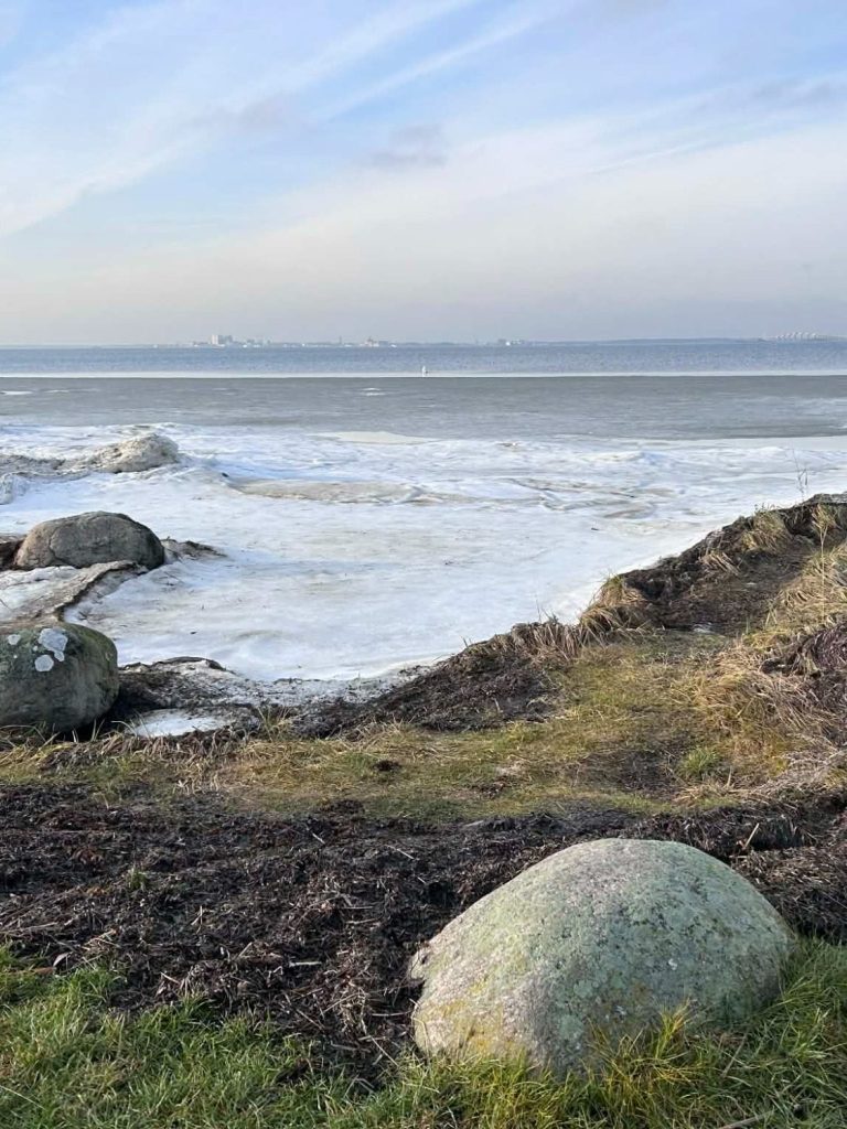 Sten vid strandkant Bild på sten vid strandkant i Färjestad dämme